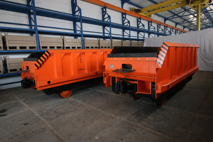 Cargo trolleys with bottom discharge
